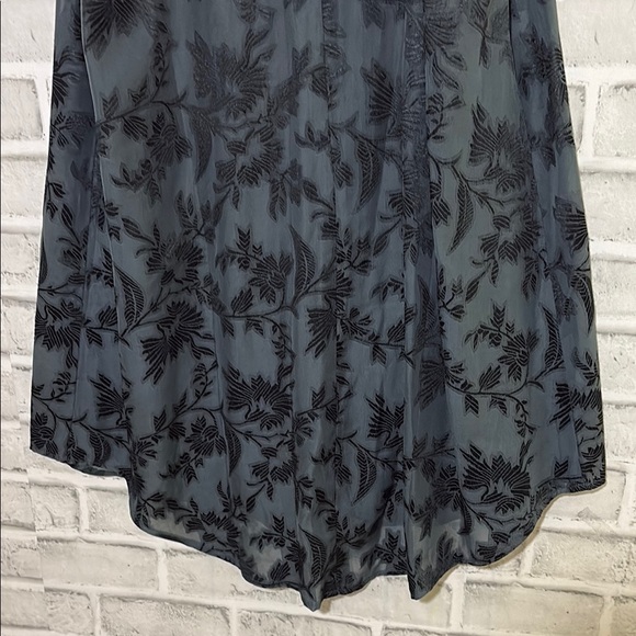 ASTR Black and Gray Floral blouse NWT size small - Picture 9 of 10